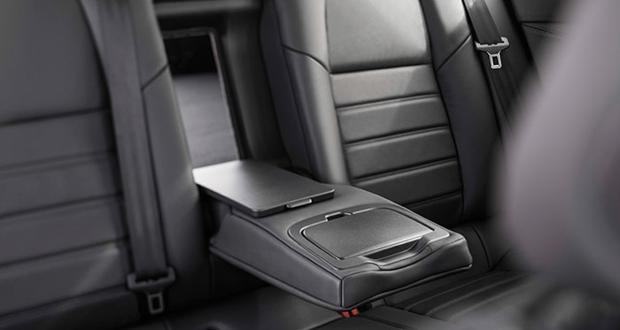 En el descansabrazos central posterior hay una tapa que oculta dos posavasos, y otra abatible que permite independizar el habitáculo respecto al maletero.