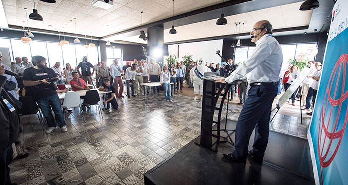 Briefing previo: algunas indicaciones interesantes, y los consejos de siempre: “Sed buenos” (TVE), “Tengan mucho cuidado ahí fuera” (Hill Street blues), y “Cumplan las normas” (DGT). Traducido: apáñenselas como buenamente puedan, pero que no les cojamos haciendo trampas.