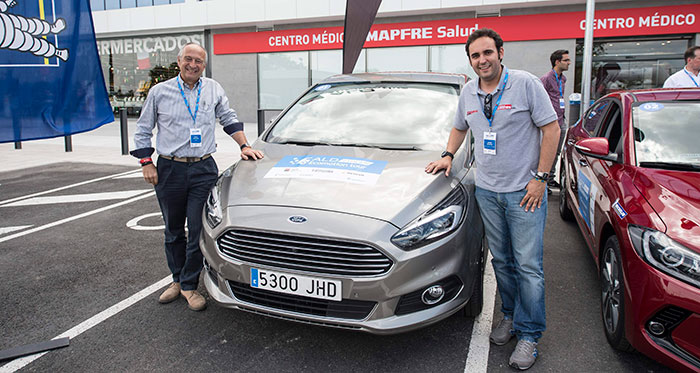 Previo a la salida: los futuros vencedores (Victor Piccione y Javier Llorente), junto al Ford S-Max 2.0-TDCi de 180 CV al que llevaron al triunfo.