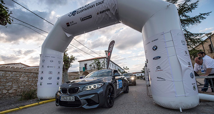 Llegada al final de la primera etapa, en el Monasterio de San Bernardo de Valbuena, en pleno corazón de la comarca Ribera del Duero. El que entra por el arco es el segundo clasificado oficial, un poderoso BMW M-2 Coupé 3.0 de 370 CV.