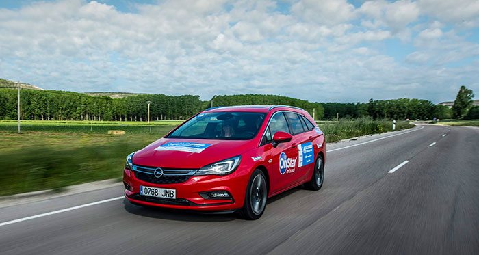 Nuestro coche, en uno de los tramos fáciles por la meseta castellana (por donde, según el romance, “polvo, sudor y hierro, el Cid cabalga”). Nosotros íbamos bastante más cómodos, aunque sin conectar el climatizador (tampoco hizo mucho calor, a decir verdad). 
