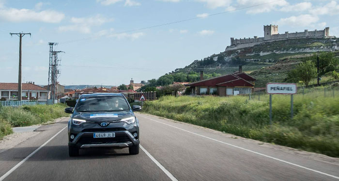 Y pasamos ya a algunos aspectos del recorrido: como corresponde a la denominación de las dos Comunidades por donde pasaba el itinerario, cruzamos por delante de infinidad de castillos, en estado de conservación de lo más variado; desde la ruina casi absoluta, hasta la más perfecta conservación (o restauración) como es el caso con este de Peñafiel.
