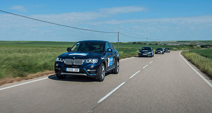 En algunos tramos de fácil trazado, algunos participantes mostraban cierta tendencia a circular en procesión; lo de coger o no “rebufo” depende de la distancia a la que cada cual considere que sigue siendo eficaz. En esta foto, parece que tres coches de color gris azulado habían decidido copiar el ritmo marcado por el BMW X-4 del mismo color.