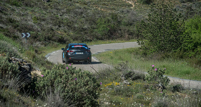 Pero las carreteras fáciles fueron, si no la excepción, al menos no la mayoría. Como lo demuestra este tramo, por donde un Mazda-3 ocupa más de la mitad de la anchura del firme. Mal sitio la curva a la que se acerca para cruzarse con un camión, aunque fuese pequeño.