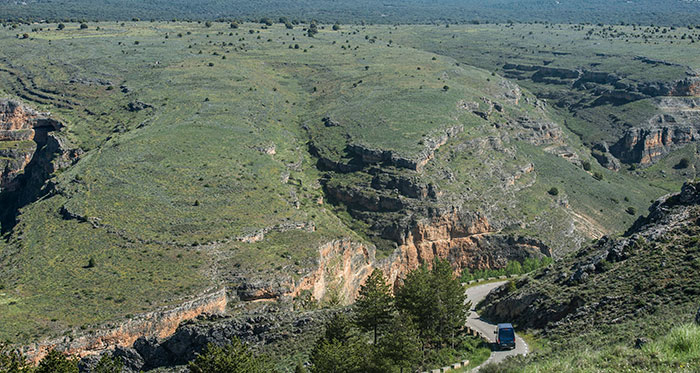 Como ya es bien sabido, cualquier cosa es susceptible de empeorar. Y si no, que se lo digan al conductor del furgón Iveco Daily mientras transitaba cuesta abajo (en el recorrido de retorno) por las Hoces del Duratón. Cruzarse en esta zona con cualquier otro vehículo, aunque fuese muy pequeño, suponía una importante pérdida de ritmo y consumo.