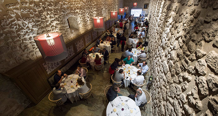 Pero tras de la tempestad viene la calma; y una vez instalados en el Monasterio de Valbuena, y entre sus pétreos muros, disfrutamos de una agradable cena, mientras nos comunicaban que, en la tarde del primer día, tan sólo cinco de los 24 vehículos en liza no habíamos tenido penalización. A más de uno se le debió atragantar el postre.