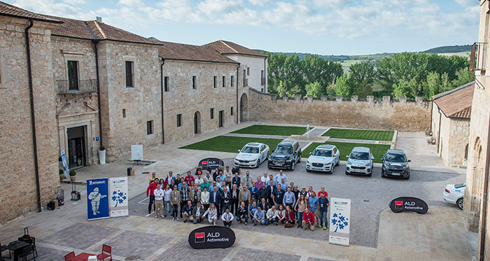 Segundo día: previo a la salida del Monasterio para las secciones 3 y 4 del Tour (Ruta 2, o sea la 1 a la inversa), los participantes posamos para la tradicional foto de grupo. Los cinco coches al fondo son de algunas marcas, que nos acompañaban pero no competían.