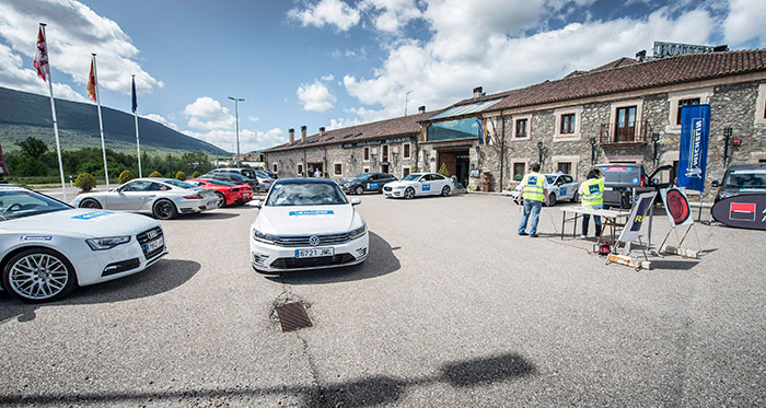 Separando las dos secciones de cada Ruta y más o menos a mitad de recorrido, una parada de un cuarto de hora en Santo Tomé del Puerto (al pie del de Somosierra, que no se cruzaba) les permitió a algunos no sólo cambiar de piloto y tomar algo líquido, sino atacar un suculento pincho de tortilla, de tamaño nada despreciable.