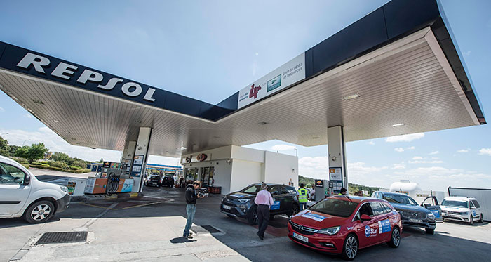 Y por fin el recorrido toca a su fin, y llega la hora de la verdad: la del repostaje. En este caso, el de nuestro Astra; pero ya habíamos perdido nuestro segundo puesto (moral, ciertamente) al haber sido traicionados -como varios otros participantes- por una viñeta errónea del Libro de Ruta. A falta de 11 km para el final, los más de cinco minutos de holgado margen que llevábamos se tornaron en tres de penalización. ¡Rayos!