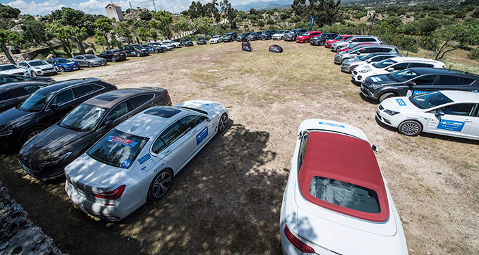 Y de nuevo todos los coches juntos en amor y compañía, en el aparcamiento de la finca de Galapagar donde se celebró la comida final y la entrega de premios.