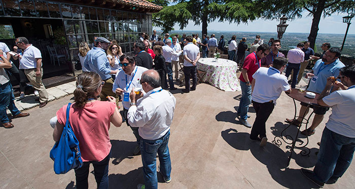 Reconvertidos de viajeros en peatones, el aperitivo de rigor antes de la comida. Ocasión para comentar las incidencias, y para exagerar esto o aquello; momento de relax después de varias horas de tensión al volante, o como copiloto.