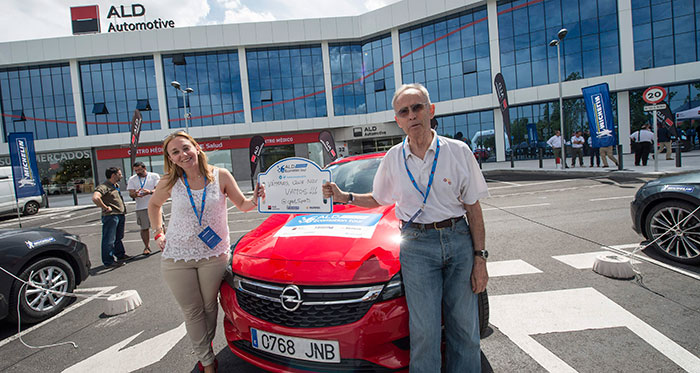 Los primeros de los perdedores (o sea los moralmente segundos): Yanina Herrmann (Key Account Manager de Flotas Opel) y un servidor, junto al Astra Sports Tourer 1.6-T de 200 CV. 