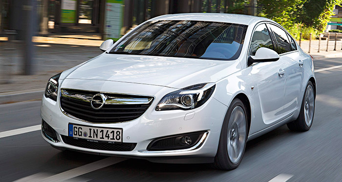 La similitud de diseños frontales es evidente entre el Astra de la foto anterior y el Insignia de ésta. En la trasera, la mayor longitud (casi medio metro más) del Insignia permite una línea más estilizada.