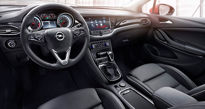 Tratándose básicamente de la prueba del Astra (por ello va siempre en primer lugar en cada pareja de fotos) ofrecemos la vista completa del puesto de conducción y el salpicadero.