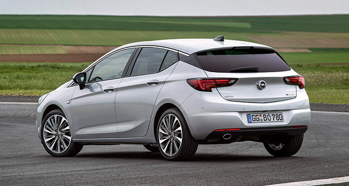 En el diseño de la zona trasera del lateral, se aprecia la moda (también presente en los Mégane, entre otros) de cruzar en X las líneas superior e inferior del acristalamiento lateral con las correspondientes de la luneta trasera.