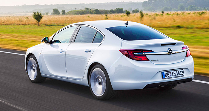 Su longitud superior a los 4,8 metros, el diseño de dos volúmenes y medio, más la parrilla del radiador variable y el carenado de bajos, permiten que el Insignia ecoFlex posea un Cx aerodinámico de 0,25.