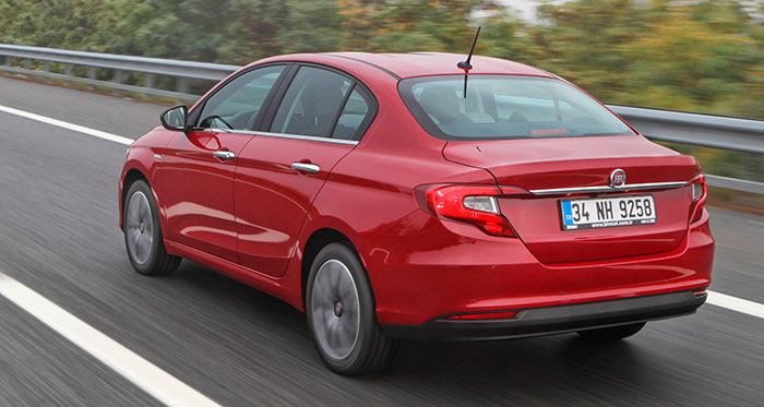 El enfoque en tres cuartos trasero no aporta ninguna novedad: línea de cintura en cuña, luneta bastante tumbada, y maletero lo bastante aparente para ser un sedán de cuatro puertas, pero no un “tres volúmenes”.