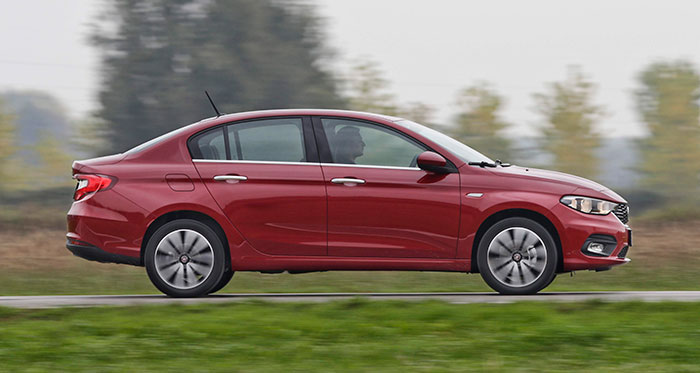 No hay novedad (no podría haberla) en el perfil lateral: idéntico al de un Audi A3 Sedán, un Mazda3 Sedán, un Toledo, un Astra Sedán o cualquier otro de la pléyade a la que hacíamos referencia en el pie de foto inicial.