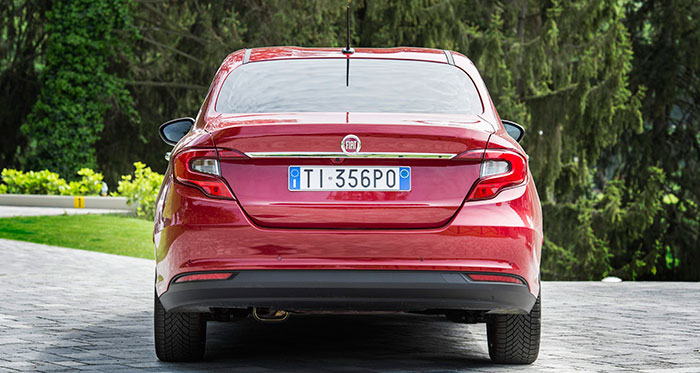 Los diseñadores siguen estrujándose el cerebro para encontrar algo nuevo que aportar en los pilotos traseros. Pero quizás más curioso es algo que también se aprecia en la foto frontal: el techo está ligeramente rebajado en su zona central, reduciendo un poco la sección frontal, y dando por hecho que en la plaza central trasera se sentará el más bajito y menos protestón de los hipotéticos cinco ocupantes.