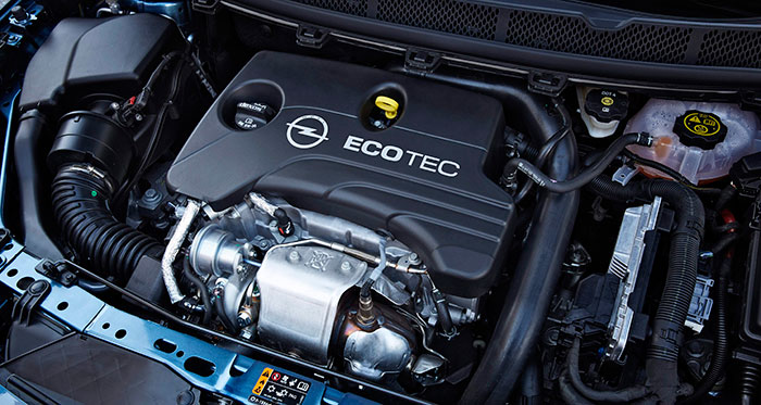 Pese a que el motor en sí es tirando a diminuto, el conjunto de los periféricos se encarga de que en el vano motor apenas quede un hueco.