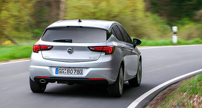 En este enfoque se aprecia lo marcado de la línea en cuña tanto de la cintura a ras del acristalamiento, como de la arista estampada en la chapa por debajo de las manijas de puerta.