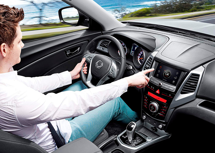 Al margen de que la foto corresponda a un modelo con cambio automático, la presentación interior del Tivoli está totalmente en la línea de modernidad que hoy se estila en este tipo de coches.