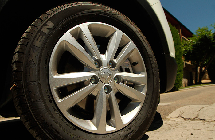 Esta es exactamente la llanta y la medida de neumático (aunque no su marca) que montaba nuestra unidad de pruebas. Más que suficiente para 115 CV, sin necesidad de llegar a una opción con llanta 18”.