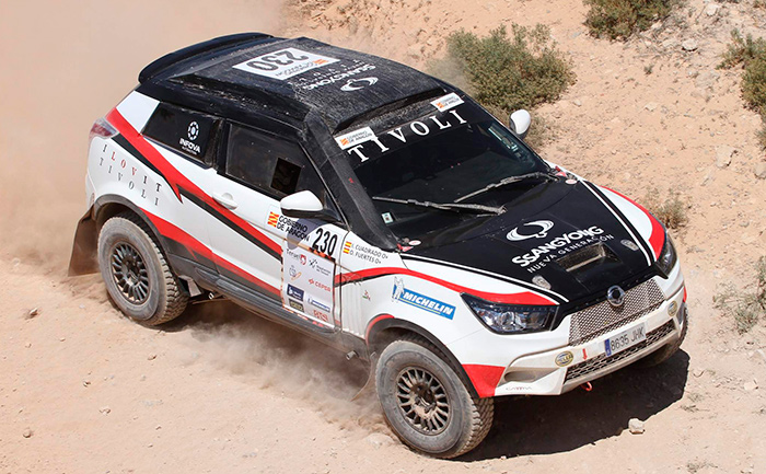 Prueba de que SsangYong quiere situar al Tivoli en la punta de lanza de su oferta, es este T-T de competición que de Tivoli tiene poco más que la parrilla y el parabrisas, aunque en la aleta trasera se juegue con el significado en inglés de su nombre escrito al revés: Ilovit (me gusta). El aparato en cuestión, con chasis tubular, tiene 2,90 m de batalla, 4,55 m de longitud, 2,20 m de anchura y 1,98 m de altura, pesa 1.875 kilos y su motor es un biturbo 3.0 de seis cilindros en línea y 740 Nm de par. La transmisión 4x4 de competición viene de la firma especializada Sadev francesa, los frenos son AP de 360 mm, los ocho amortiguadores son Öhlins, los neumáticos 245-16 de Michelin y el depósito aloja 150 litros de gasóleo. Poco que ver con el Tivoli que hemos probado. El caso es que acaba de estrenarse consiguiendo un tercer puesto en categoría Nacional en la reciente Baja Aragón.