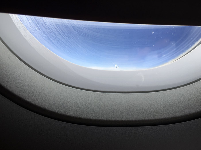 Agujerito de la ventanilla del avión. Vista frontal