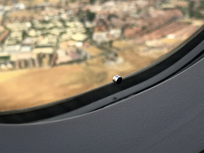 Avión, ventanilla, agujerito
