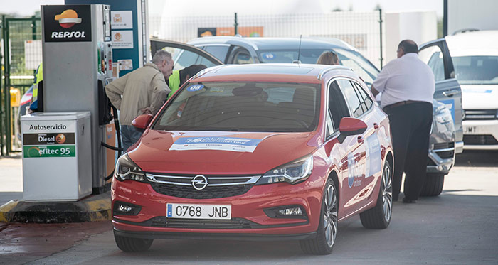 Los minutos pasaban y pasaban, y detrás de nuestro coche se iban amontonando otros participantes, tal era la lentitud del repostaje.