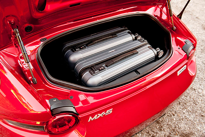 No hay que dejarse engañar; incluso aunque estas maletas lleven ruedas, la marca Rimowa ofrece una cantidad casi inagotable de tamaños, y las de esta foto sin duda son de las más pequeñas. Pero lo dicho: como es para una pareja, hay suficiente espacio en el maletero.