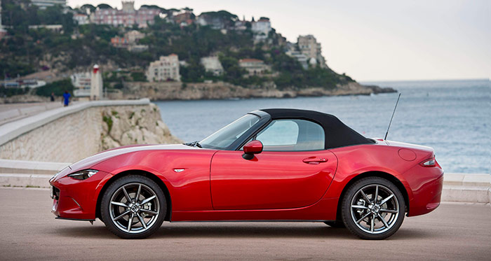 Sin duda la estética más favorable es a techo abierto; pero incluso con la capota subida, y muy bien tensada (no hay el menor aleteo incluso a alta velocidad), el aspecto sigue siendo muy atractivo.