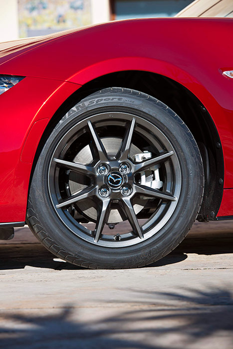 Esta es la rueda que montaba nuestro 1.5-G de pruebas, incluso la marca y tipo de neumático; con la llanta de 16”, el tamaño del disco de freno también se reduce en una pulgada, y sigue siendo ópticamente un poco pequeño respecto al hueco de la llanta.