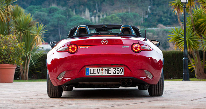 En este enfoque tomado desde bastante abajo, la zaga del MX-5 da la impresión de pertenecer a un coche más imponente (por tamaño y supuesta potencia) del que es en realidad.