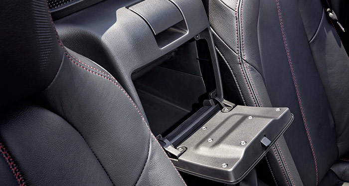 Este cajón entre los respaldos oficia de guantera utilizable en marcha; a coche parado, e inclinando los respaldos hacia delante, hay otros dos huecos, mucho más pequeños, a uno y otro lado suyo.