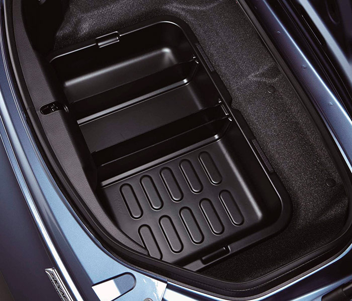 Bajo el piso desmontable (opcional) del maletero parece esta bandeja con departamentos para el kit anti-pinchazos, los triángulos y poco más.