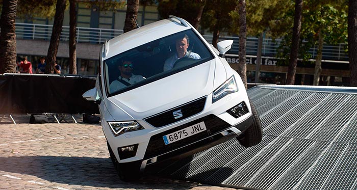 Imágenes espectaculares que se montan en pistas de demostración con la absoluta seguridad de que, con ese ángulo y a esa velocidad, no hay el menor riesgo de vuelco. Todas las fotos de esta entrada corresponden a una versión 4-Drive, que es la más propicia para estas piruetas y para dar la imagen de SUV serio, con tracción total.