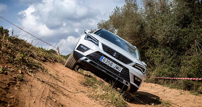 Otra demostración aparatosa, sólo que esta vez en campo abierto durante la presentación. Con piso de tierra seco y llano, se puede hacer los mismo con las variantes de 2 o 4 ruedas motrices; como en cualquier otro vehículo, todo de pende de la correlación entre la anchura de vías y la altura del centro de gravedad.
