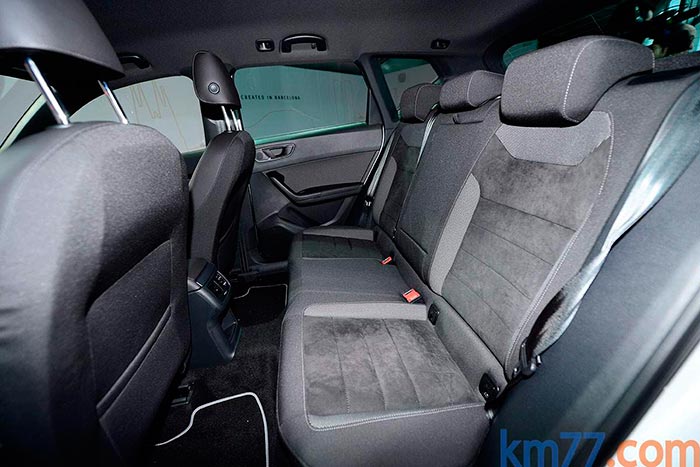 Al ir la banqueta relativamente alta respecto al piso del coche, la postura que sus ocupantes adoptan es con las piernas menos estiradas, lo cual mejora la habitabilidad para una batalla fija.