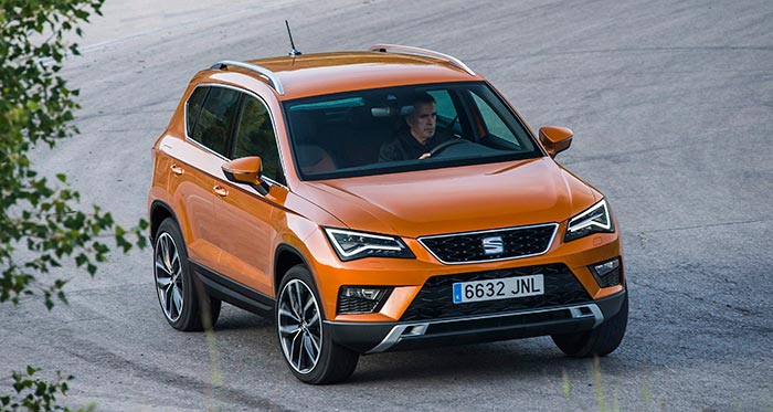 En carretera asfaltada, el Ateca tiene un comportamiento prácticamente equivalente, tanto rutero como por manejo de mandos, al de un turismo similar en cuanto a mecánica. Tan sólo en una conducción muy decididamente deportiva, la mayor altura del centro de gravedad comienza a dejarse notar.