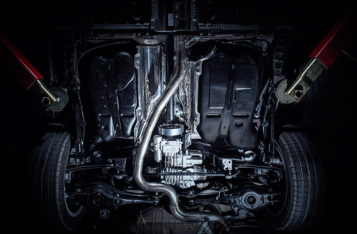 La mitad posterior de los bajos de un León 4-Drive está muy abarrotada. Entre el aislamiento térmico, el árbol de transmisión, el sistema Haldex, el diferencial, la estabilizadora, la suspensión independiente, el depósito de combustible (desdoblado a derecha e izquierda) y la rueda de repuesto al final, no hay hueco para nada más.