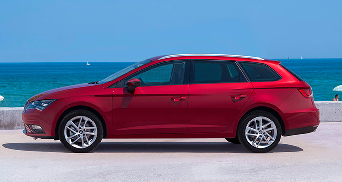 Puesto que sabemos que existe un León de cinco puertas, el denominado ST forzosamente tiene que ser un break; pero por diseño, con esa zaga en suave declive, podría ser perfectamente un “hatch-back”. Cuando existe un sedán de tres (o dos y medio) volúmenes, es fácil ver la diferencia con el familiar; pero partiendo de un dos volúmenes ya no lo es. 