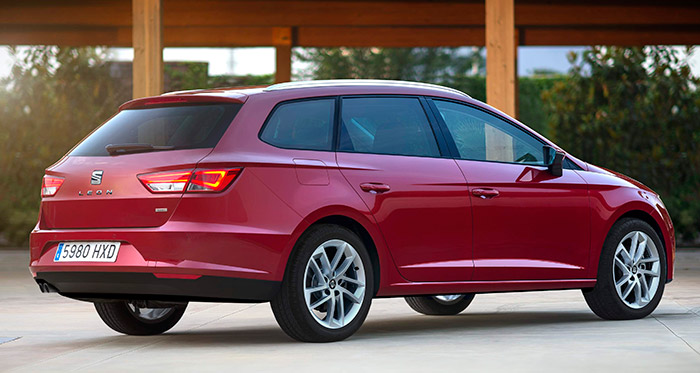 Como ya se ha comentado en el pie de alguna foto anterior, la distinción entre carrocería familiar o cinco puertas de dos volúmenes sería bizantina: teniendo en cuenta que la batalla del León es la misma en todas sus variantes, lo único que varía es la dimensión del voladizo posterior.