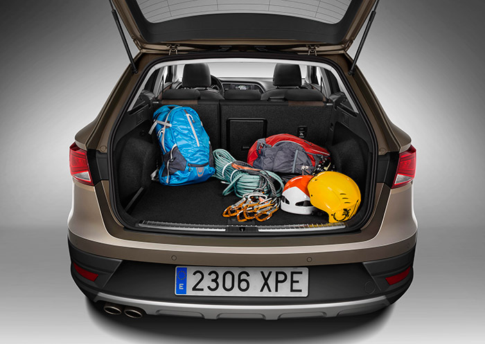 Puesto que de coches con tracción integral y carrocería amplia se trata (y suspensión sobreelevada en el caso del León 4-Drive) las fotos oficiales cargan la mano en presentarlos como los adecuados para los practicantes de deportes al aire libre. Y aquí tenemos al X-Perience con todos los aperos necesarios para una jornada de escalada (aunque falta la fiambrera con la tortilla de patatas y el filete empanado, componentes básicos de una jornada campestre o montañera).