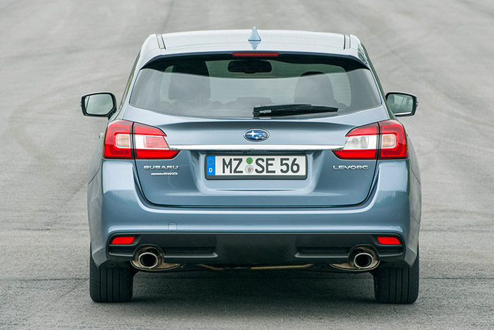 Será repetirse, pero de nuevo el pie de la foto anterior sirve perfectamente para esta otra. Añadamos que, también en ambos casos, se respeta la tendencia de que la boca de carga tenga una altura relativamente elevada, aun a costa de haber la maniobra más fatigosa, a cambio de ofrecer una robustez estructural mucho mayor en la zona posterior del coche.