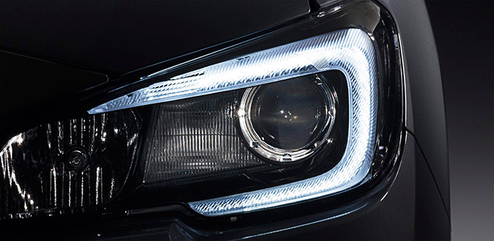 Los modernos grupos ópticos delanteros, en los que se llegan a mezclar fuentes luminosas de LEDs, xenón y halógenas más clásicas, permiten combinarlas en diseños cada vez más llamativos, a la par que (en la mayoría de los casos, aunque no en todos) de una gran eficacia.