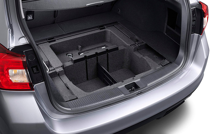 En unas fotos anteriores, los maleteros daban la impresión de que, debido sin duda a la presencia del diferencial obligatorio en la tracción total, el piso quedaba bastante alto, pero aquí el Levorg nos demuestra que, una vez superado ese obstáculo, la zona de carga puede volver a ganar cota de altura, con ese alojamiento para impedimenta de no mucha dimensión en las piezas alojadas, pero sí bastante volumen en total.