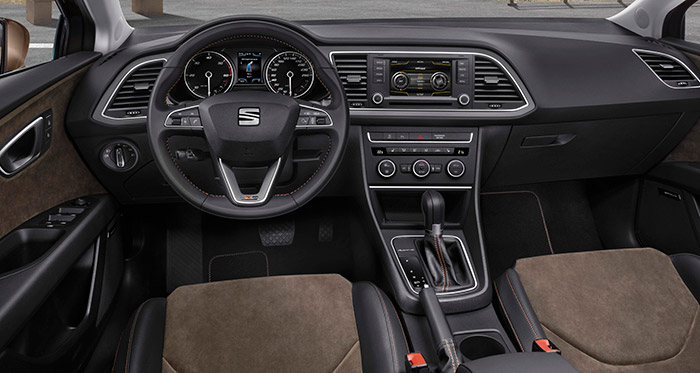 Un Seat León puede ser de cinco puertas, o SC de tres, o ST familiar (como en este caso). Y llevar transmisión manual o DSG (como en este caso). Y tener algún acabado especial, como el volante y los asientos de X-Perience (como en este caso). Y tener suspensión elevada y transmisión integral 4-Drive (como en este caso). Pero el aspecto de salpicadero, instrumentación, consolas y puesto de conducción permanece prácticamente inmutable.