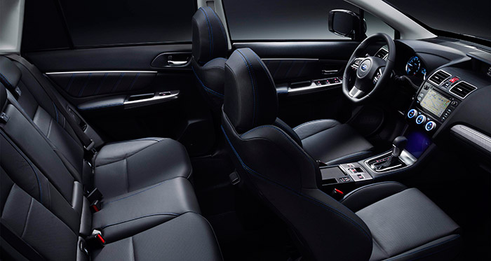 En el Levorg de acabado Executive Plus la tapicería de cuero al 100%. Aunque el coche admite oficialmente cinco plazas (hay reposacabezas y cinturón en la trasera central), el diseño de dicha quinta plaza indica claramente que se trata de una solución de emergencia poco confortable.